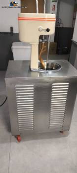 L�nea de producci�n vertical de helados y gelatos Carpigiani, con una capacidad de hasta 16 litros por hora.