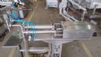 M�quina llenadora con 2 boquillas para l�quidos y enroscador de tap�n pilfer