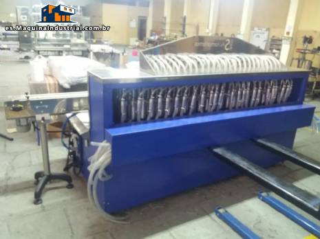 M�quina de llenado grande con 48 boquillas