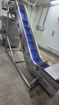 Cinta transportadora inclinada de acero inoxidable Inova Industrial con tacos.