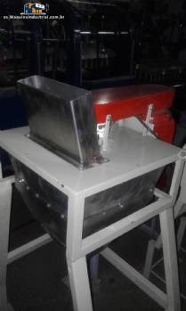 M�quina de cortar fruta en acero inoxidable con sierra circular