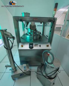 Comprimidora rotativa Neuberger, 20 punzones, 900 comprimidos por minuto.