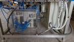M�quina rotativa de acero inoxidable para llenado, dosificaci�n y sellado, con junta de aluminio, para tarros, vasos y botellas Delgo.
