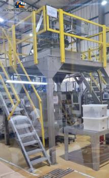 Envasadora vertical multicabezal Masipack 16 Twin con cinta transportadora y plataforma.