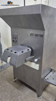 Cortadora/rompedora de bloques de carne Ibrasmak con picadora Simetria y cinta transportadora. Cortadora/rompedora de bloques de carne Ibrasmak con picadora Simetria y cinta transportadora.