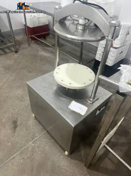 Embutidora hidráulica con 2 boquillas de acero inoxidable para embutidos. Acero inoxidable de precisión. Embutidora hidráulica con 2 boquillas de acero inoxidable para embutidos. Acero inoxidable de precisión.