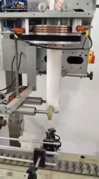 Máquina aplicadora de etiquetas con túnel de retracción accionado por vapor para fundas. Máquina aplicadora de etiquetas con túnel de retracción accionado por vapor para fundas.