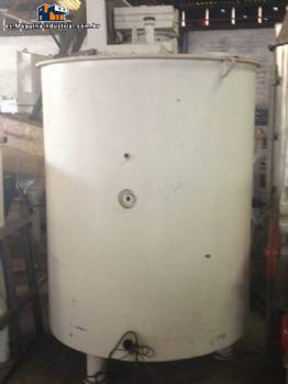 Tanque con una capacidad de 2400 litros Tanque con una capacidad de 2400 litros